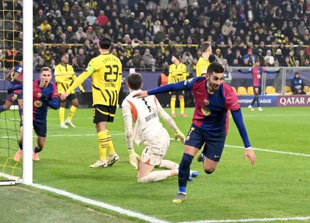 Ferran Torres tỏa sáng với cú đúp