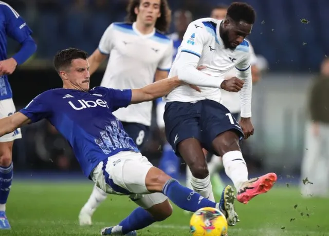 Lazio để đội bóng tí hon Como cầm hòa 1-1 trên sân nhà