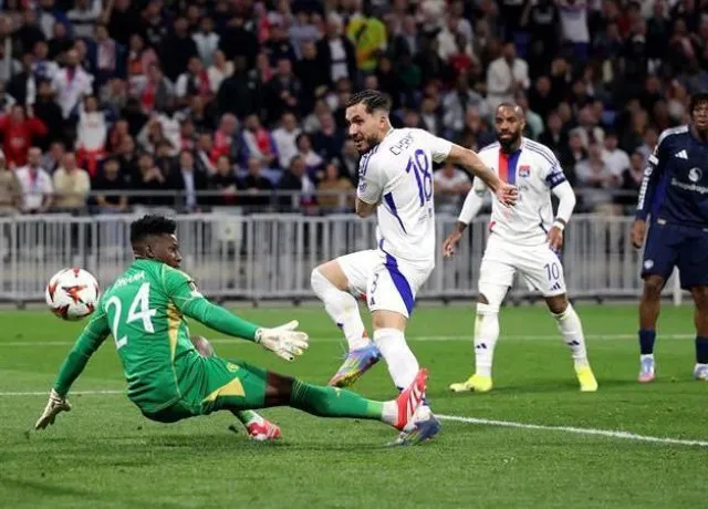 MU đã trải qua một đêm đầy cảm xúc trên đất Pháp khi để Lyon cầm hòa 2-2